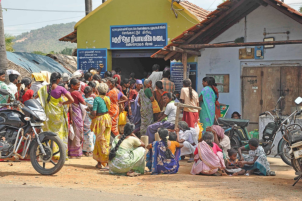 வெங்காயம் சரியில்லையென ஊழியர் சஸ்பெண்ட்; கொதித்தெழுந்த ரேஷன் பணியாளர்கள் - பின்வாங்கிய அரசு! 