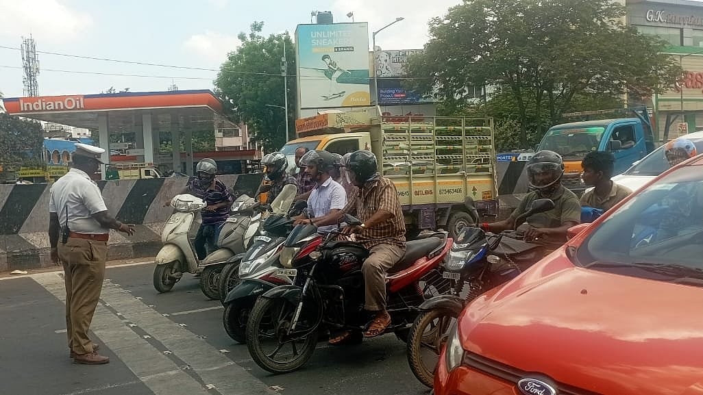 லைசென்ஸ், ஹெல்மெட்னு ஒழுங்கா வண்டி ஓட்டினாலும் போலீஸ் பிடிக்கிறாங்களா? இதுவும் காரணமா இருக்கும்!