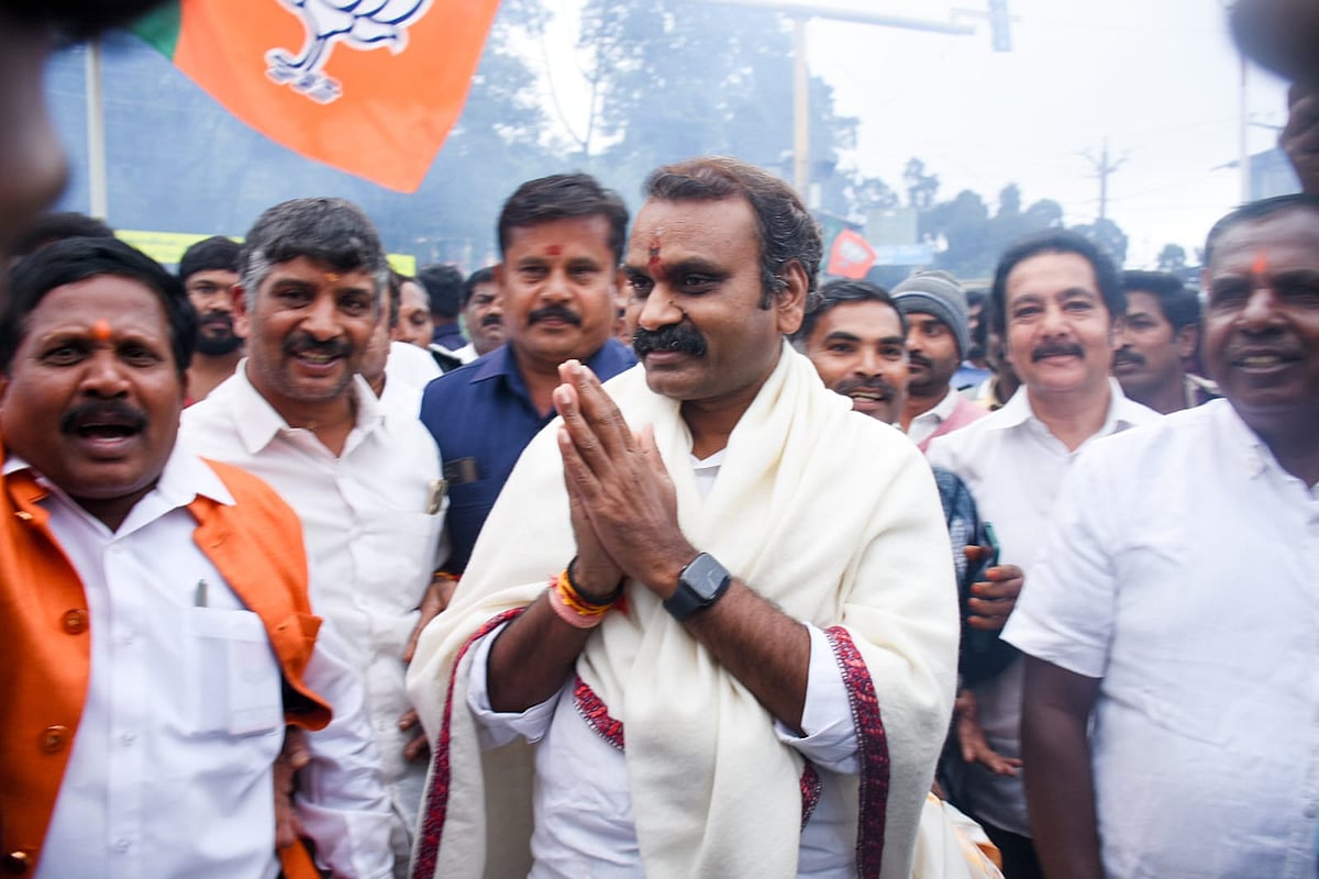 அவிநாசி:-தேர்தலில்-தொடர்ந்து-புறக்கணிக்கும்-மக்கள்,-மகளிர்-வாக்குகளை-கவரும்-முயற்சியில்-எல்.முருகன்