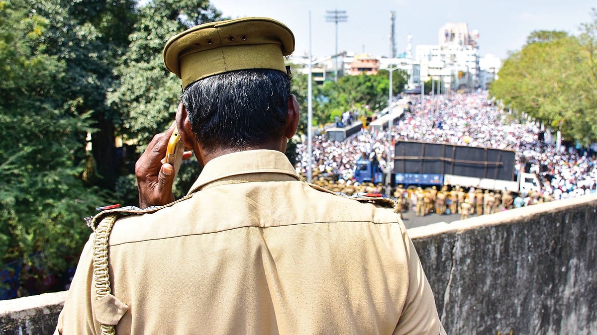 செங்கல்பட்டு: வடமாநிலத் தொழிலாளியிடம் மிரட்டி பணம் பறிப்பு; காவலர் கைது!