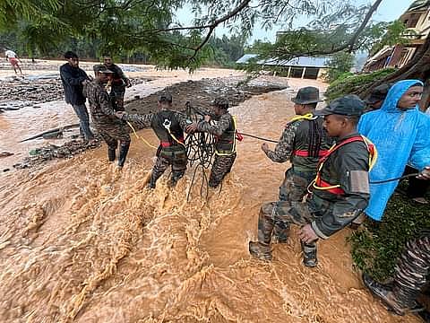 வயநாடு: மொத்த குடும்பமும் மண்ணுக்குள்... தனியாளாக நிற்கும் திருமணப்பெண் ஸ்ருதி!