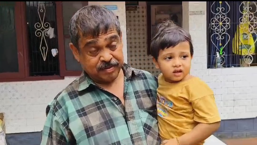 சாவியுடன் காருக்குள் சிக்கிய  குழந்தை, ஏர்பேக் அபாயம், தீயணைப்பு அதிகாரிகளின் மீட்பு முயற்சி!