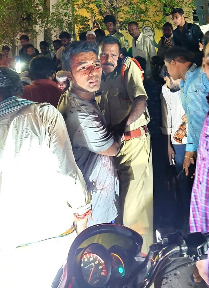 பரபரப்பான சாலையில் மக்கள் கண்முன்னே YSRCP நிர்வாகி வெட்டிக் கொலை - வீடியோவால் சிக்கிய குற்றவாளி