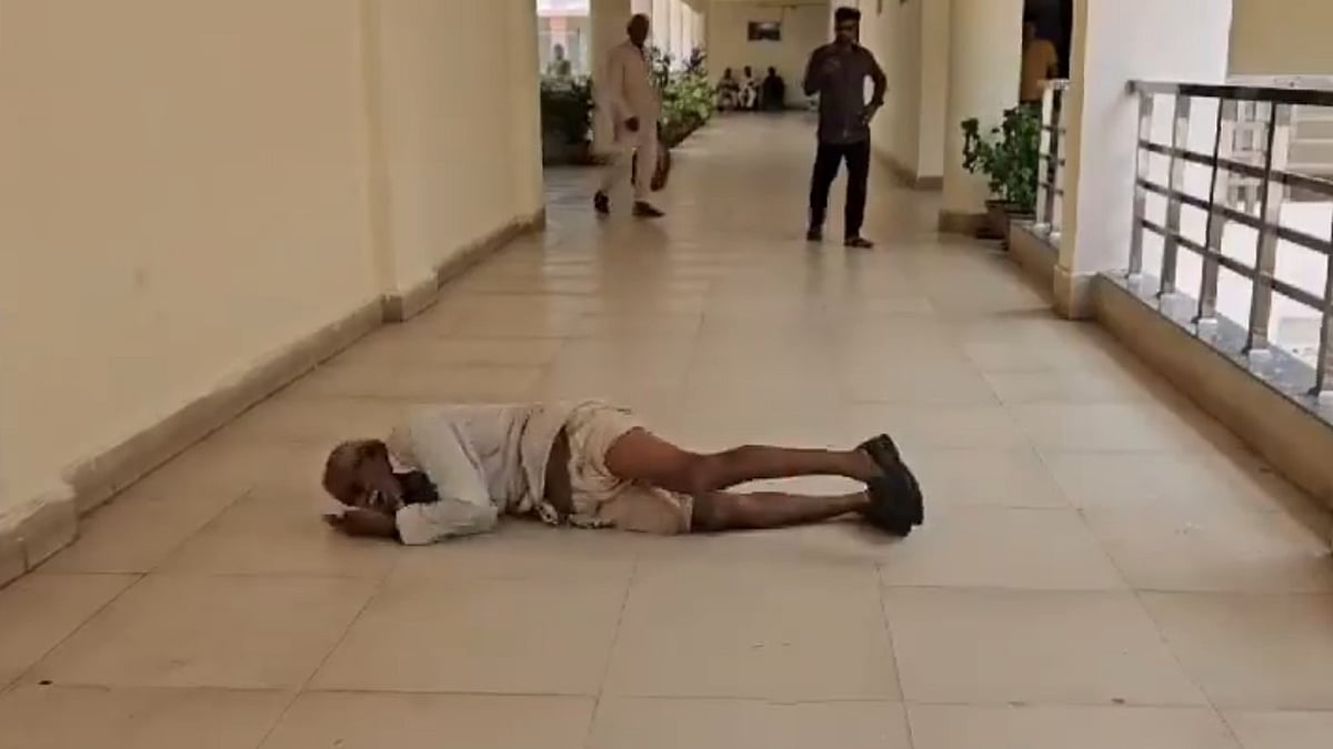 `என் பிரச்னையை யாருமே கேட்க மாட்றாங்களே..! - கலெக்டர் அலுவலகத்தில் அழுது புரண்ட விவசாயி | வீடியோ