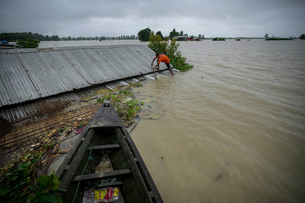 Assam flood: 24 லட்சம் பேர் பாதிப்பு... தீவுகளாக மாறிய கிராமங்கள்... அஸ்ஸாமின் வெள்ளக் காட்சிகள்!