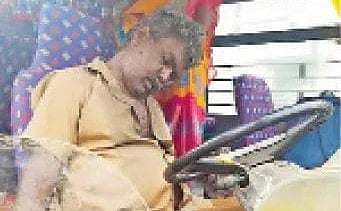 உயிர் பிரியும் தறுவாயிலும் குழந்தைகளைக் காப்பாற்றிய வேன் ஓட்டுநர் - மாரடைப்பால் உயிரிழந்த சோகம்