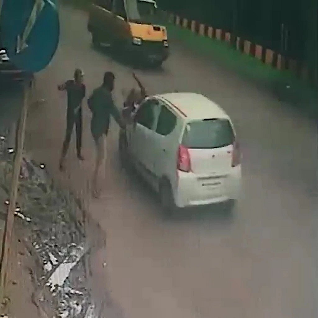 Hit & Run: வேகமாக வந்து மோதிய கார்... 15 மீட்டர் தூரத்துக்கு தூக்கி வீசப்பட்டு இறந்த பெண்!