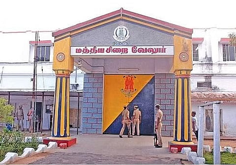 `யார் அந்த சிறைப் பறவை..?’ - காட்டிக்கொடுத்த செல்போன்; கைதான மனநல ஆலோசகர்! - பின்னணி என்ன?