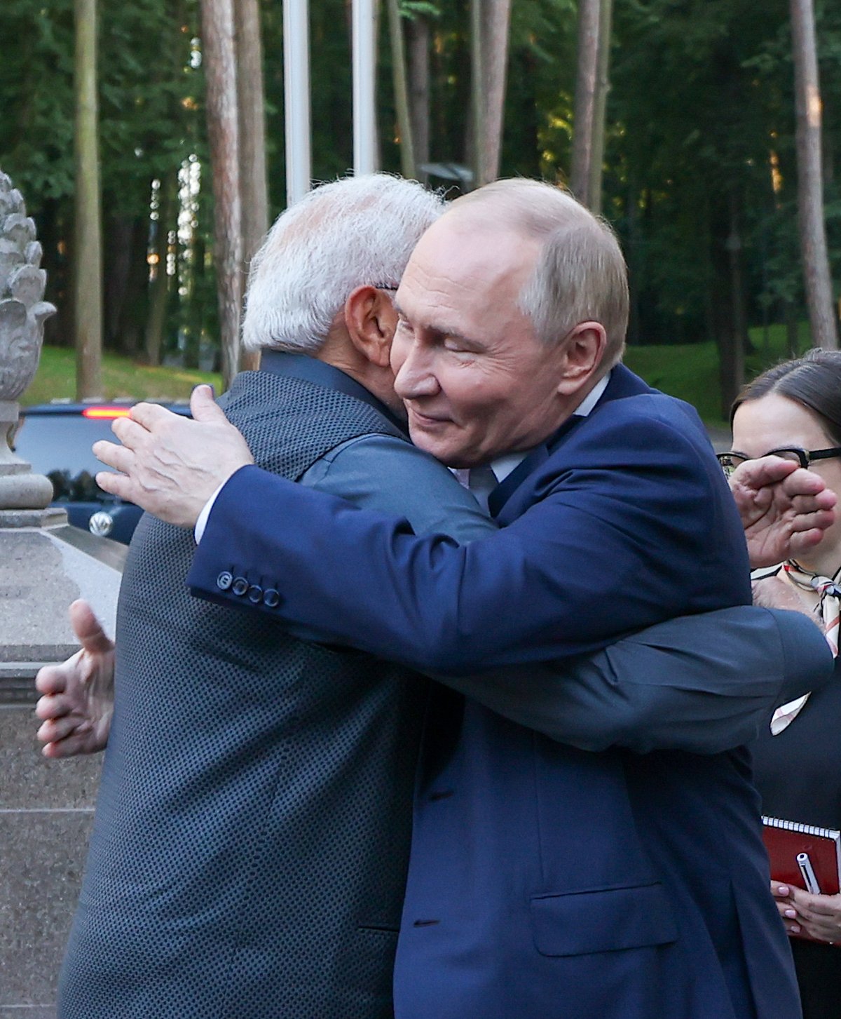 Modi - Putin: நெருக்கம் காட்டும் மோடி - புதின்... கடுகடுக்கும் மேற்குலக நாடுகள் - பின்னணி என்ன?!