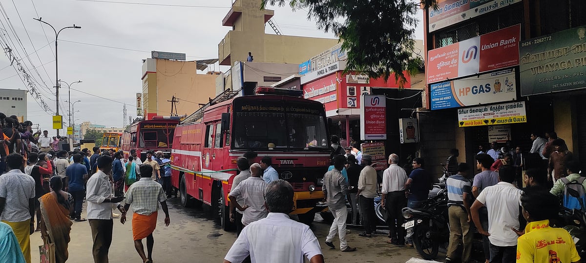ஈரோடு: தனியார் பைப் கடையில் திடீர் தீ விபத்து; பரவிய கரும்புகை!
