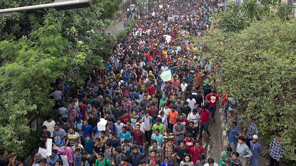 Bangladesh protests: இட ஒதுக்கீடு போராட்டத்தில் வெடித்த `வன்முறை - 39 பேர் பலி... பதற்றம்!