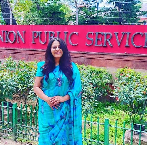 பயிற்சியின்போதே காரில் சிவப்பு, நீல விளக்கு; தனிஅலுவலம் - `செல்வாக்கு’ காட்டிய பெண் IAS இடமாற்றம்!