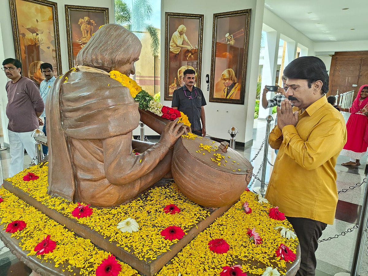 Abdul kalam:  அப்துல் கலாமின் 9-ம் ஆண்டு நினைவு தினம்; ராமேஸ்வரத்தில் மக்கள் அஞ்சலி - போட்டோ  ஆல்பம்