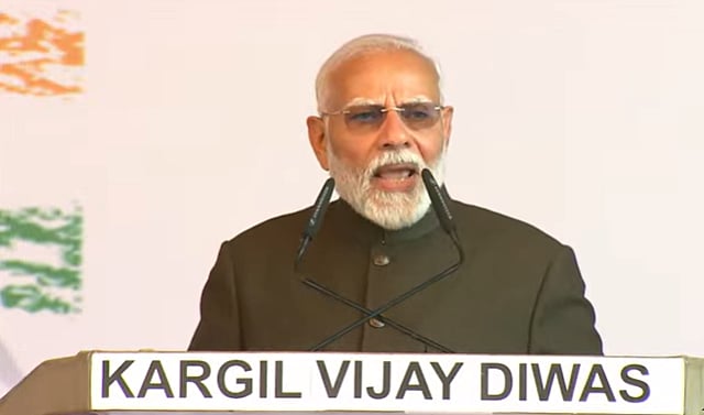 Kargil: ``இழப்பிலிருந்து பாகிஸ்தான் எதையும் கற்றுக்கொள்ளவில்லை..! - பிரதமர் மோடி காட்டம்