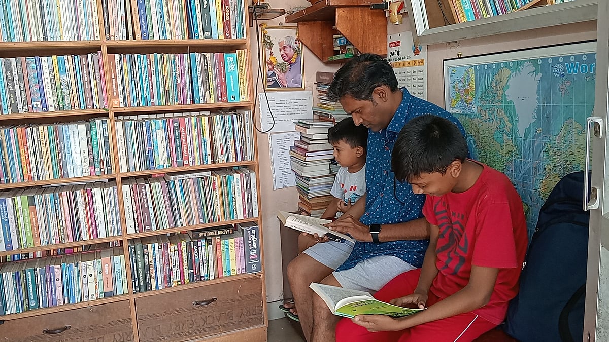 சலூன் கடையில் லைப்ரரி, 3,000 புத்தகங்கள் - எம்.பி முதல் பிரதமர் வரை கவனம் ஈர்த்த பொன்மாரியப்பன்!