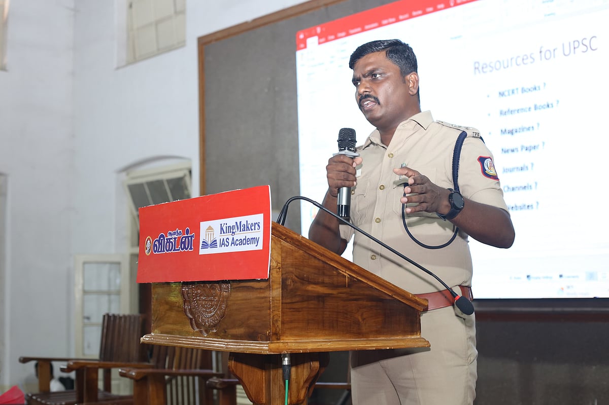 UPSC/TNPSC: குரூப் தேர்வுகளில் வெற்றி பெறுவது எப்படி? - மதுரையில் நடந்த பயிற்சி முகாம்