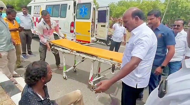 விருதுநகர்: நெடுஞ்சாலை விபத்தில் சிக்கிய இளைஞர்; சிகிச்சைக்கு, ஆம்புலன்ஸில் அனுப்பி வைத்த அமைச்சர்!