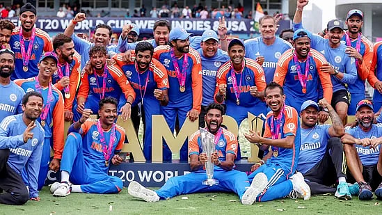 ரூ.5 கோடி வேண்டாம்; 2.5 கோடி போதும்! - பரிசுத்தொகையைக் குறைத்துக் கேட்கும் டிராவிட் - காரணம் என்ன?