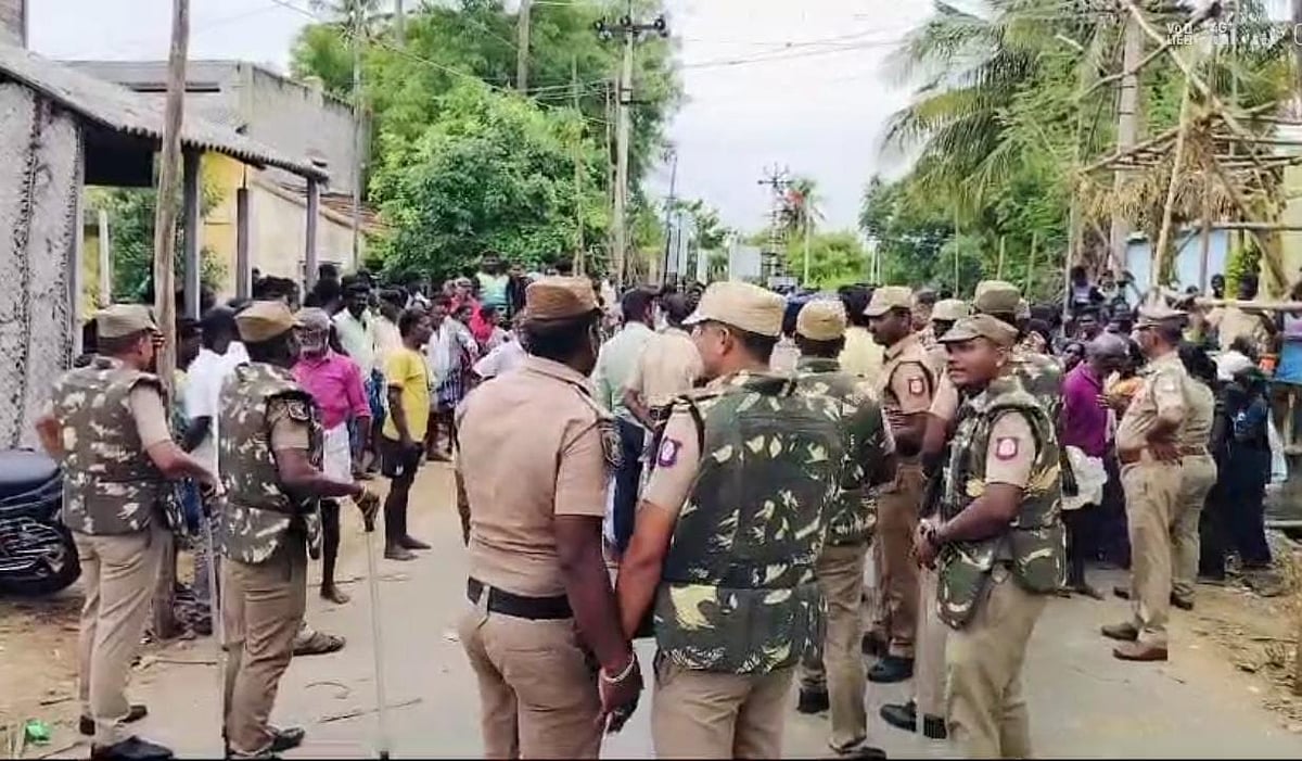 குடமுழுக்கு விழாவில் பேனர் வைத்த விவகாரம்; 2 தரப்பு மோதிக்கொண்டதில் 42 பேர்மீது வழக்கு, 9 பேர் கைது!