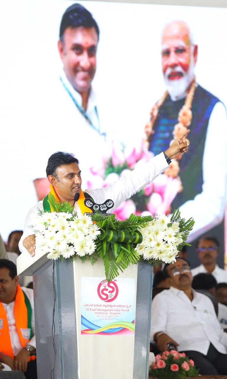 மது பாட்டில்கள் வழங்கி வெற்றியைக் கொண்டாடிய பாஜக MP; ஆயிரக்கணக்கில் திரண்ட மக்கள் - சாடும் காங்கிரஸ்