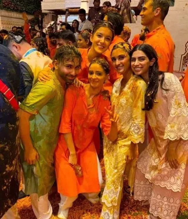 Anant Ambani: சல்மான் கான் முதல் ரன்வீர் சிங் வரை - திருமண விழாவில் மஞ்சளில் நனைந்த நட்சத்திரங்கள்!