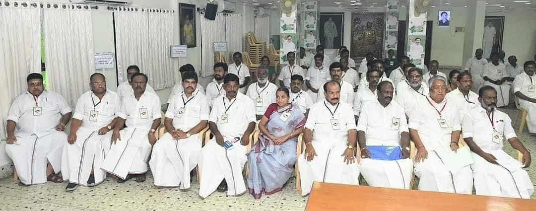 `வைத்திலிங்கம் அதிமுக-வுக்கு தேவையில்லை..! - எடப்பாடி பழனிசாமியிடம் முறையிட்ட தஞ்சை நிர்வாகிகள்?
