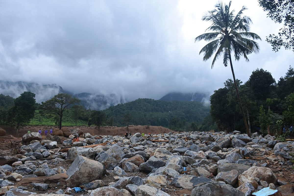 Wayanad Landslide மண்ணில் புதைந்த பகுதிகள்; கண்ணீரில் கடவுளின் தேசம்; வயநாடு Rescue Operation Photos