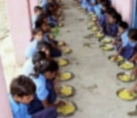 சத்தீஸ்கர்: `மஞ்சப்பொடி சாதம் தான் சத்துணவா? - அரசுப் பள்ளியில் நடக்கும் `அவலம்
