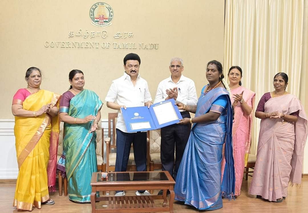 வில்லிசை கலைஞர், சமூக சேவகி, வார்டு உறுப்பினர்... சிறந்த திருநங்கை விருது பெற்ற சந்தியா தேவி!