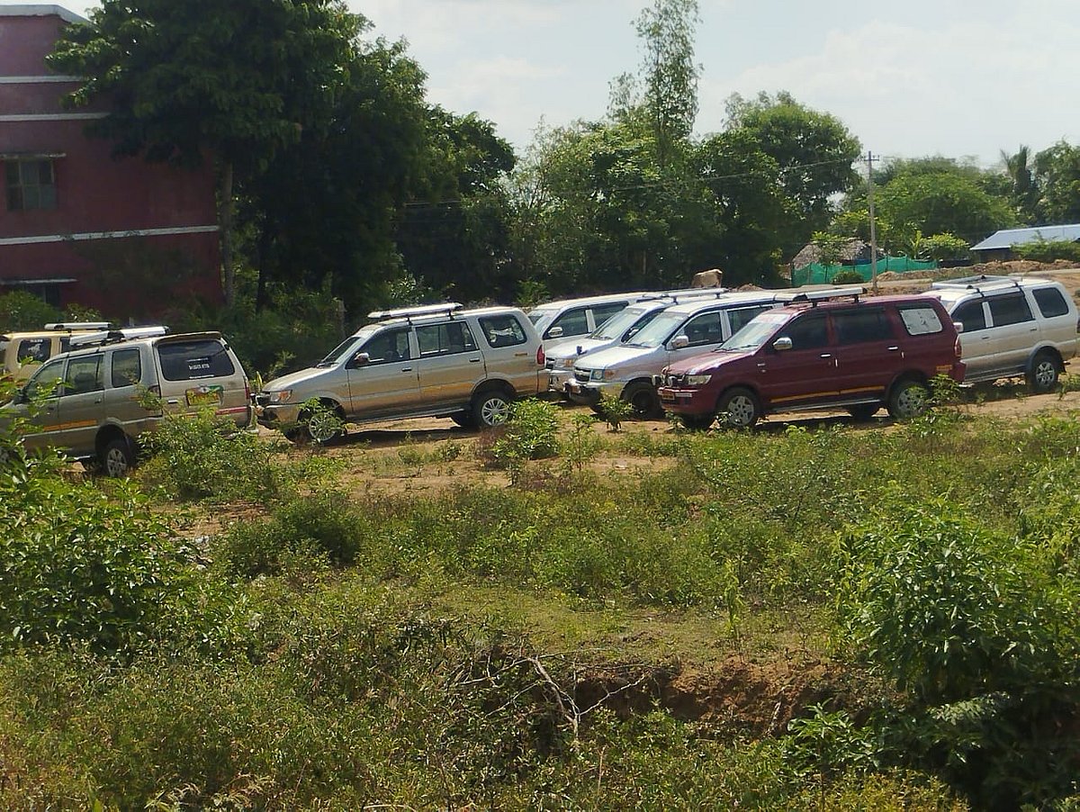 வாக்காளர்களுக்கு நன்றி தெரிவிக்கும் நிகழ்ச்சி; திமுக எம்.பி-யுடன் காரில் ஆயுதங்களோடு சென்ற நிர்வாகி!