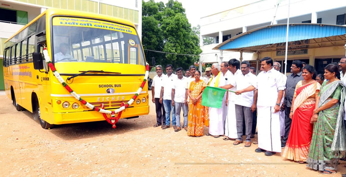 `அரசுப் பள்ளிக்கு ரூ.16 லட்சம் சொந்த செலவில் இலசமாகப் பேருந்து- அசத்திய ஊராட்சி மன்றத் தலைவர்