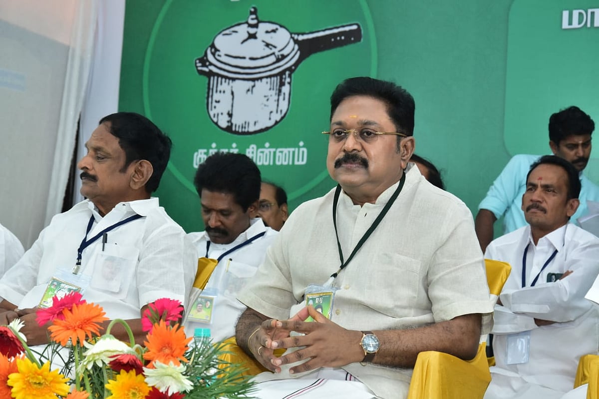 ஆர்.பி.உதயகுமார் எப்போதும் காமெடி செய்து கொண்டே இருப்பார் - டி.டி.வி.தினகரன் கிண்டல்