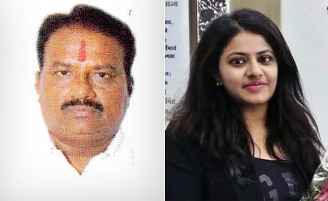 விவசாயியை துப்பாக்கி காட்டி மிரட்டிய வழக்கு... சர்ச்சை பெண் ஐ.ஏ.எஸ்.அதிகாரி பூஜாவின் தாயார் கைது!