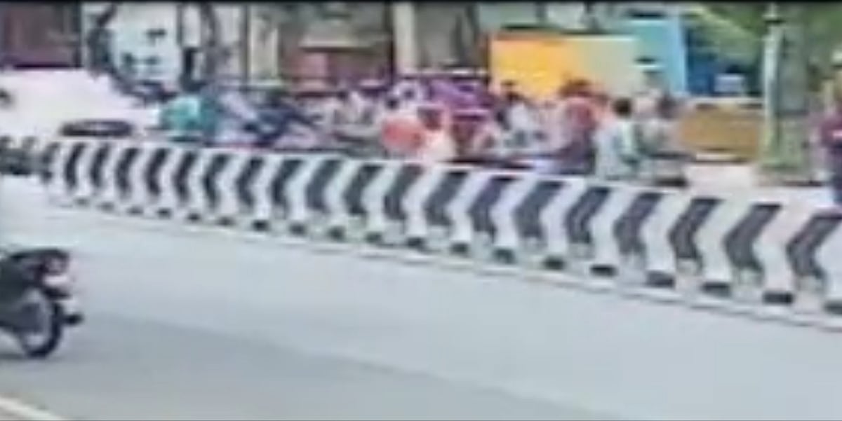 மதுரை: சாலையில் சிதறிய 500 ரூபாய் நோட்டுகள்; முண்டியடித்து அள்ளிச் சென்ற மக்கள்..! - என்ன நடந்தது?