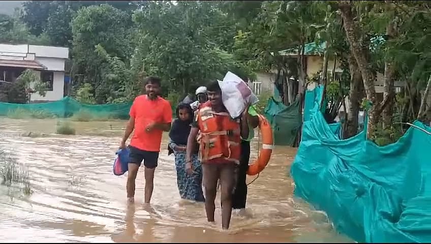 வீடுகளில் திடீர் விரிசல், தொடர் மண்சரிவு, சுற்றுலாவுக்கு தடை நீட்டிப்பு - நீலகிரியில் தொடரும் கனமழை!