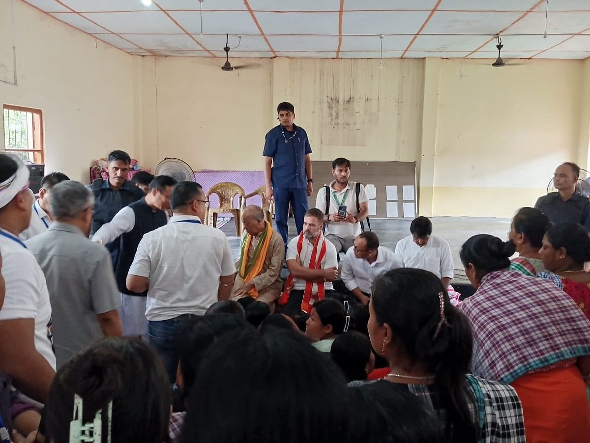 Rahul In Manipur: பதற்றம் நிறைந்த மணிப்பூரின் நிவாரண முகாம்களைப் பார்வையிட்ட ராகுல் காந்தி!