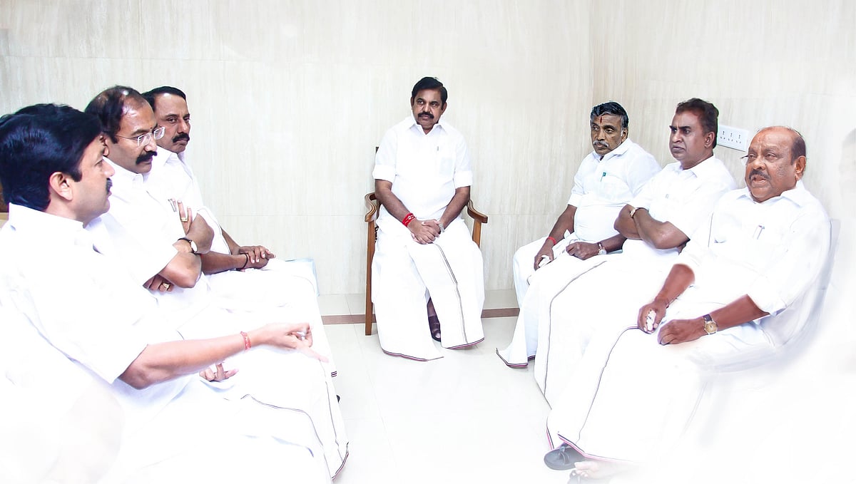 பன்னீருக்கு நோ, சசிக்கு(?)... அதிமுக ஒன்றுகூடலில் எடப்பாடியின் நகர்வு என்ன?!
