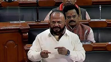 `15 நாள்களுக்குள் ஆளுநர் பதவி கொடுக்காவிட்டால்... - பாஜக-வுக்கு சிவசேனா முன்னாள் எம்.பி எச்சரிக்கை!