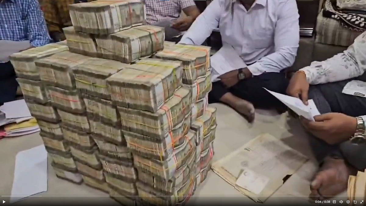 தெலங்கானா: படுக்கைக்கு அடியில் கட்டு கட்டாகப் பணம்... சிக்கிய வருவாய்த்துறை பொறுப்பாளர்!