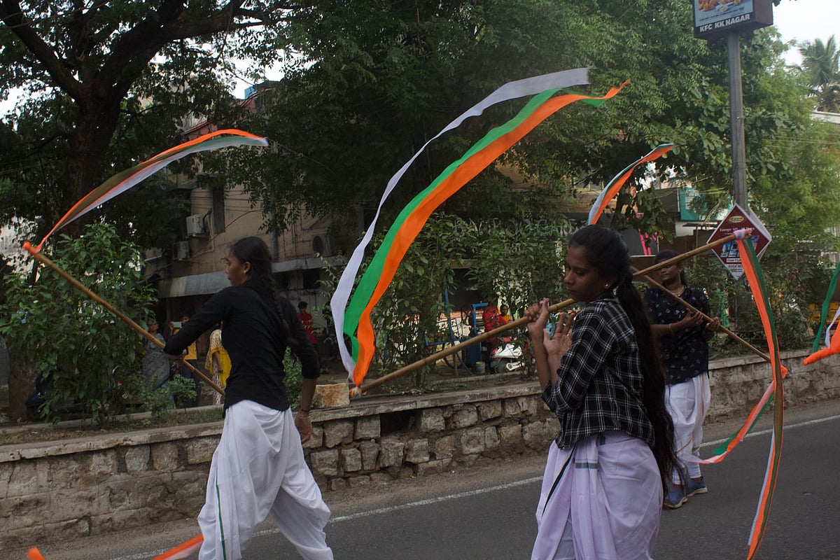மாமதுரை விழா: தார தப்பட்டை தட்டட்டும் கொட்டட்டும்! - பாரம்பரியக் கலைகளின் அணிவகுப்பு | Photo Album
