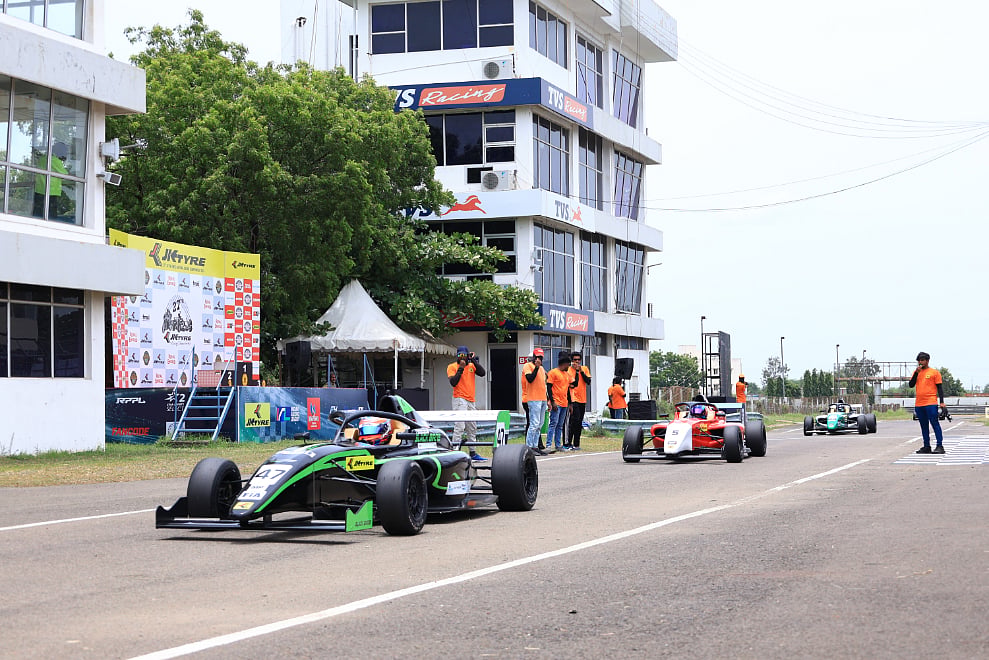 Formula 4 Round 1: சென்னையை அடுத்த இருங்காட்டுக்கோட்டையில் F4 ரேஸ்! | Photo Album