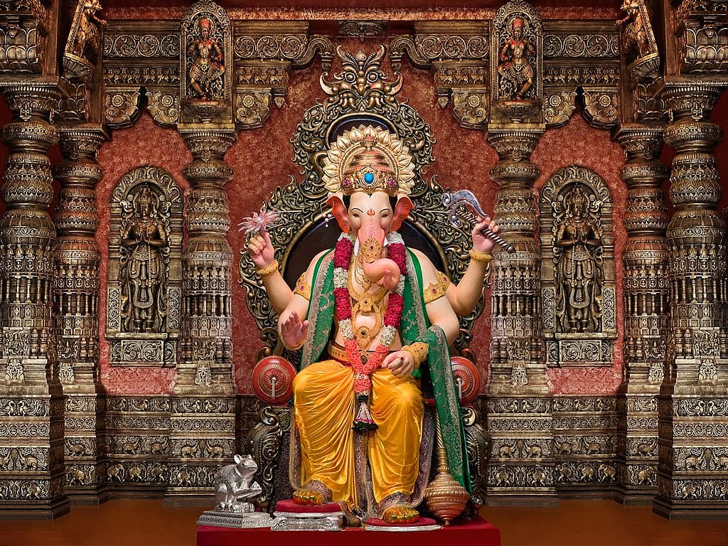 விநாயகர் சதுர்த்தி : 66 கிலோ தங்கம்,325 கிலோ வெள்ளி: கணபதி விழாவுக்கு ரூ.400 கோடிக்குக் காப்பீடு!