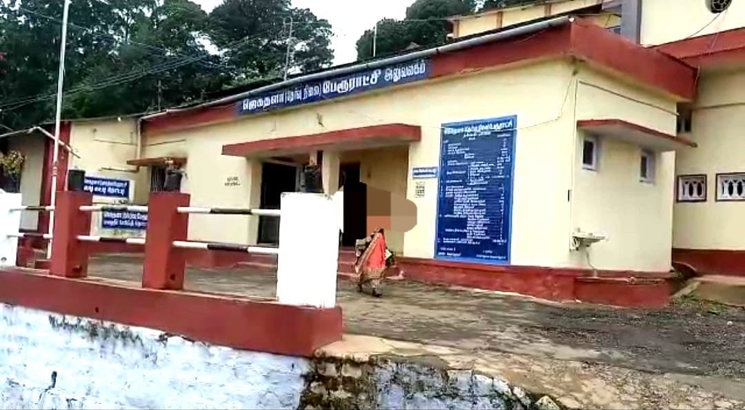 தூய்மைப் பணியாளர்களை வீட்டு வேலைக்கு பயன்படுத்தினாரா பேரூராட்சி தலைவர்?- குற்றச்சாட்டும் விளக்கமும்!