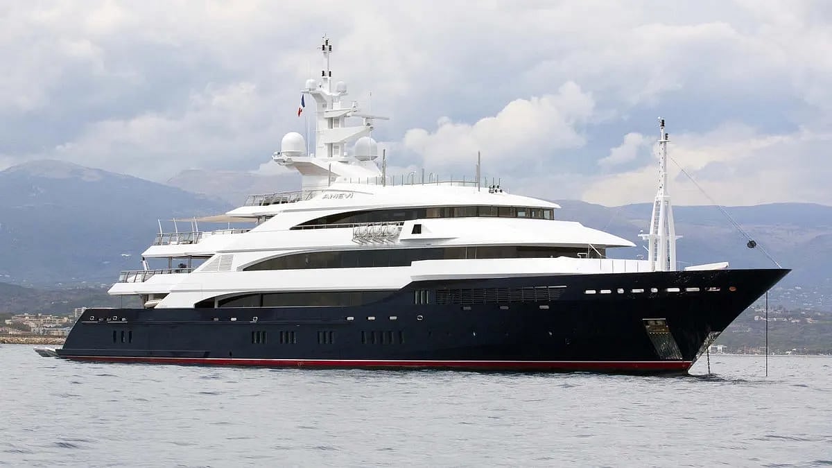Amevi superyacht: ரூ.1037 கோடியில் உலகின் விலையுயர்ந்த படகு; இந்திய கோடீஸ்வரரின் `மிதக்கும் மாளிகை!