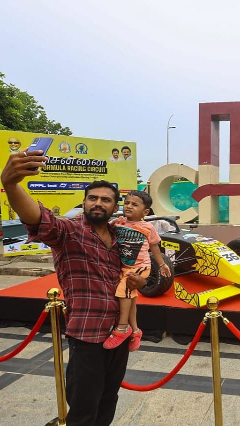 Formula 4: பீச்சில் காட்சிப்படுத்தப்பட்ட ரேஸ் கார்கள் - செல்ஃபி எடுக்கும் மக்கள்! | Race Car Clicks