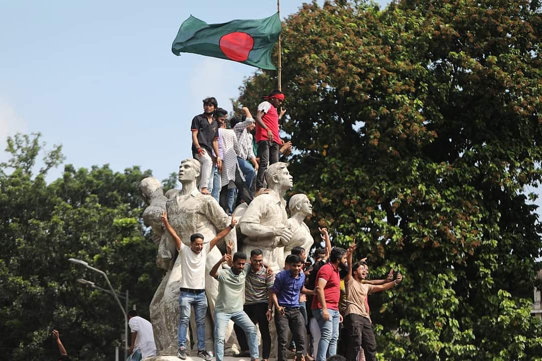 Bangladesh: சூறையாடப்பட்ட வங்க தேச பிரதமர் மாளிகை... இந்தியாவில் தஞ்சமடைந்த Sheik Hasina!