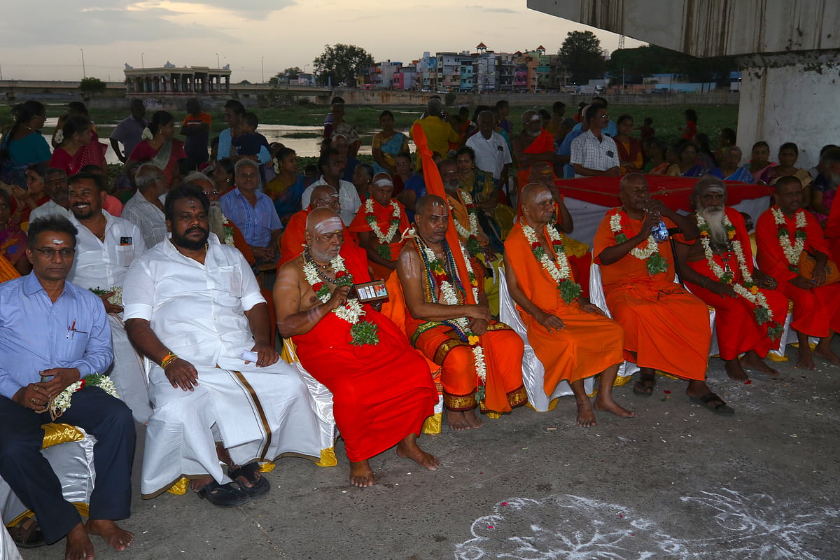 ஆடி 18 : கயிலாய வாத்தியம்... சிறப்பு பூஜைகள்... மதுரையில் களைகட்டிய  கண்கவர் வைகை ஆரத்தி!