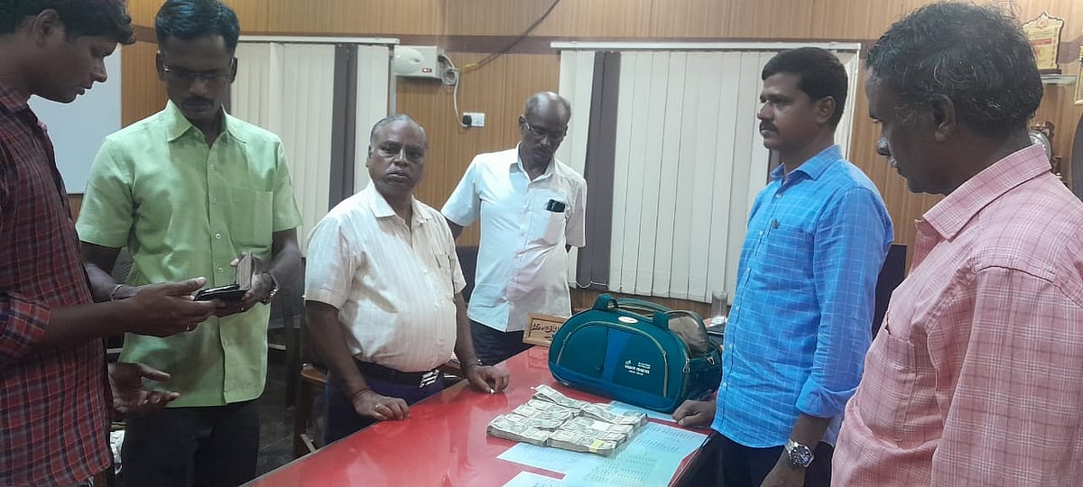 பட்டுக்கோட்டை: அழுக்குத்துணியில் வீசப்பட்ட பணம் - லஞ்ச ஒழிப்புத்துறை ரெய்டில் சிக்கிய ரூ.6.54 லட்சம்