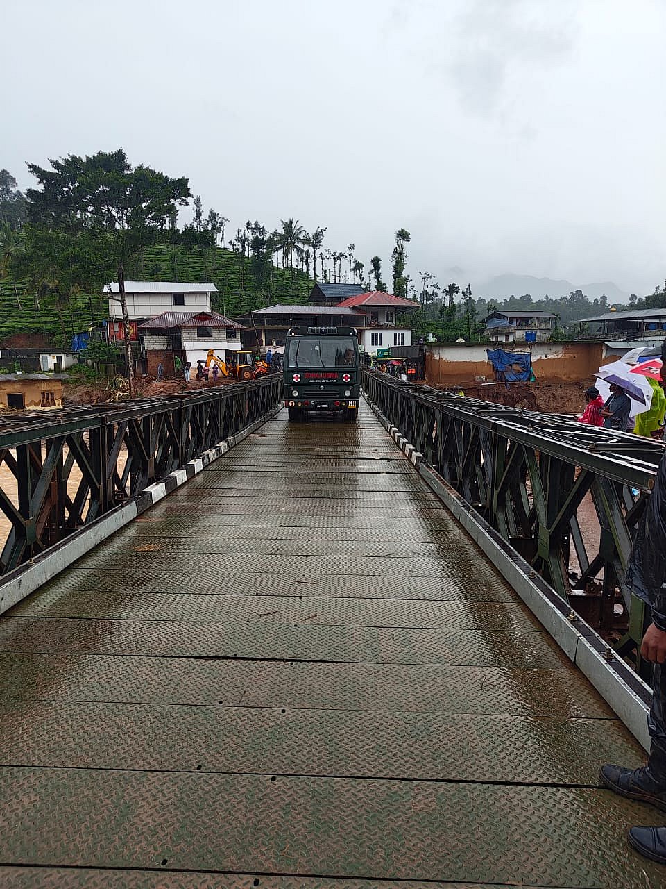 Wayanad: 190 அடி நீளம், 24 டன் எடையில் ஆற்றின் குறுக்கே பாலம்; உலகப்போர் யுக்தியைக் கையாண்ட ராணுவம்!