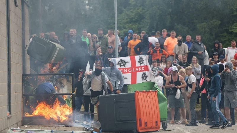 UK Riots: 3 குழந்தைகள் கொல்லப்பட்ட விவகாரம்: பற்றியெரியும் பிரிட்டன்... எச்சரிக்கும் பிரதமர்!